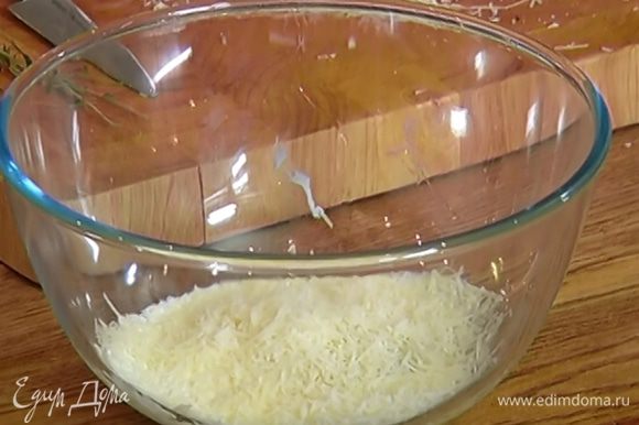 Сливки вылить в глубокую посуду и перемешать с яйцом и большей частью натертого сыра.