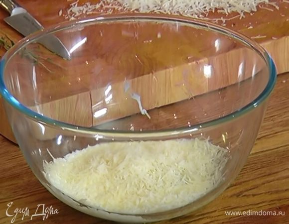 Сливки вылить в глубокую посуду и перемешать с яйцом и большей частью натертого сыра.