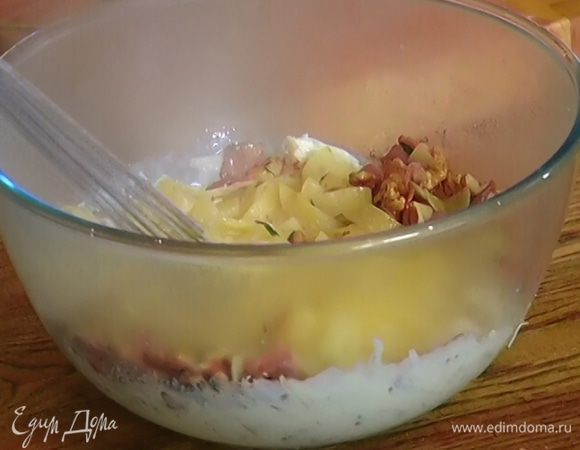 Переложить в соус макароны со сковороды, все вымешать. Если получится слишком густо, влить еще немного сливок или воды, в которой варились макароны.