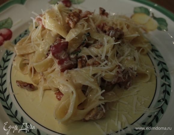 Посыпать макароны оставшимся сыром.