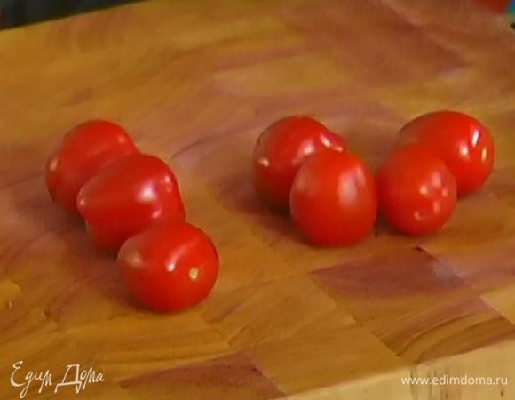 Помидоры черри разрезать пополам.