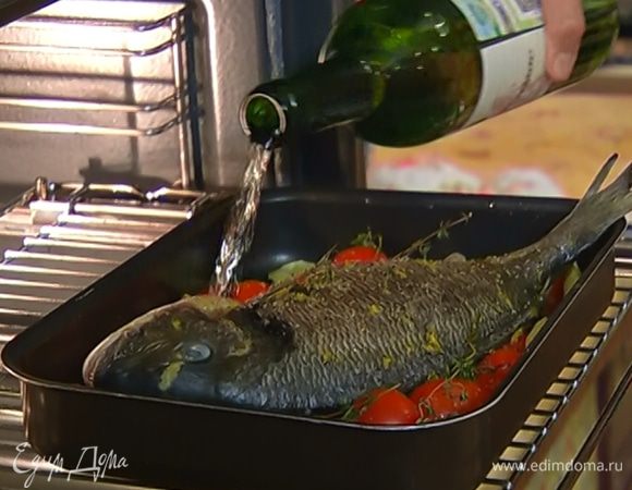 Рыбу натереть снаружи и изнутри маринадом, выложить на картофель с помидорами и запекать в разогретой духовке 5–10 минут, затем полить рыбу вином и запекать еще 15 минут.