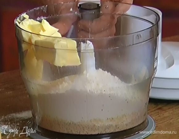 Нарезать 150 г предварительно охлажденного сливочного масла кубиками и добавить в блендер к миндалю.