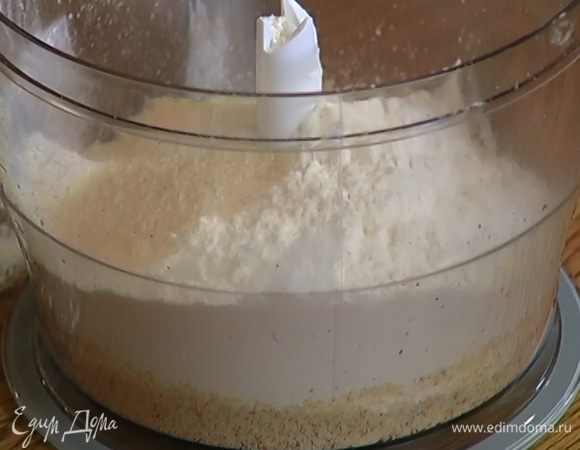 Всыпать пшеничную муку, 1 ст. ложку сахара, 1/2 ч. ложки соли и взбить все в однородную массу.