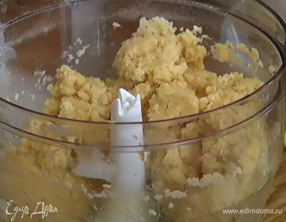 Добавить в тесто 1 желток, влить 1 ст. ложку ледяной воды и продолжать взбивать. Затем добавить еще 1 желток, влить 2–3 ст. ложки ледяной воды и вымешать тесто.