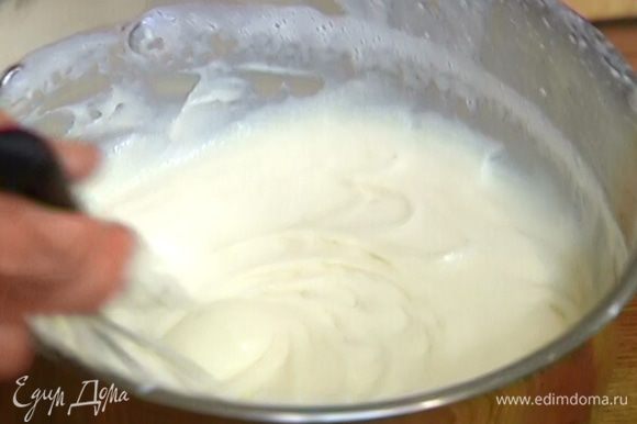 Приготовить заварной крем: молоко подогревать в небольшой кастрюле до появления первых пузырьков. Соединить оставшийся сахар и желтки, добавить ванильный экстракт и взбить миксером добела. Не прекращая взбивать, всыпать рисовую муку, затем небольшими порциями влить горячее молоко. Перелить все в кастрюлю, где подогревалось молоко и, постоянно перемешивая, прогревать на медленном огне, пока крем не загустеет, затем снять с огня и вымешивать еще несколько минут.