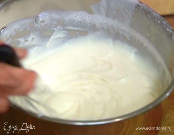 Приготовить заварной крем: молоко подогревать в небольшой кастрюле до появления первых пузырьков. Соединить оставшийся сахар и желтки, добавить ванильный экстракт и взбить миксером добела. Не прекращая взбивать, всыпать рисовую муку, затем небольшими порциями влить горячее молоко. Перелить все в кастрюлю, где подогревалось молоко и, постоянно перемешивая, прогревать на медленном огне, пока крем не загустеет, затем снять с огня и вымешивать еще несколько минут. 