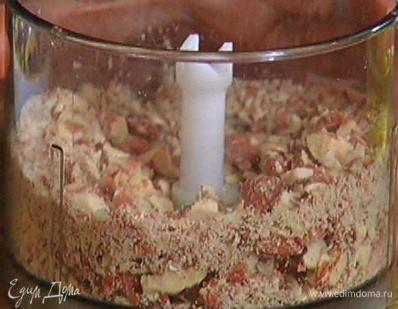 Оставшийся миндаль измельчить в блендере так, чтобы остались крупные кусочки.