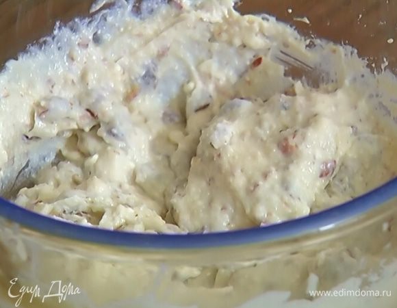 Остывший заварной крем слегка взбить миксером, добавить творог, изюм и миндаль, все перемешать.