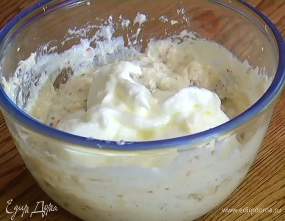 Белки со щепоткой соли взбить в крепкую пену, 1/4 часть добавить в крем и вымешать. Затем добавить оставшиеся белки и еще раз перемешать.