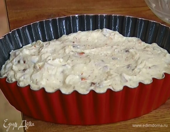 Слегка пропеченный корж вынуть из духовки, удалить горох, выложить сверху творожный крем и выпекать еще 25–30 минут.