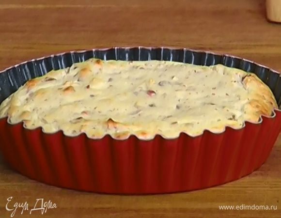 Готовый пирог остудить в форме, затем вынуть. 