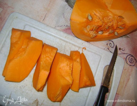 Для начала нужно приготовить тыквенное пюре:

Тыкву очистить, нарезать на кусочки, залить водой и отварить до готовности.Снять с огня, слить воду, размять в пюре вилкой или при помощи блендера. Пюре откинуть на марлю или ткань, сложенную в несколько раз, и дать стечь лишней жидкости. Пюре готово.