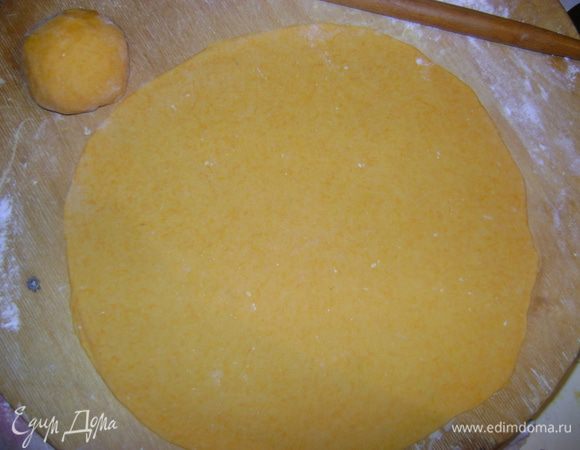 Теперь можно лепить солнечные пельмешки. Тесто раскатать в круг.