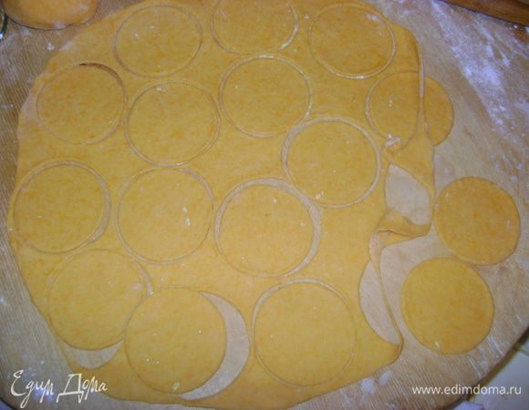 Вырезать кружочки.