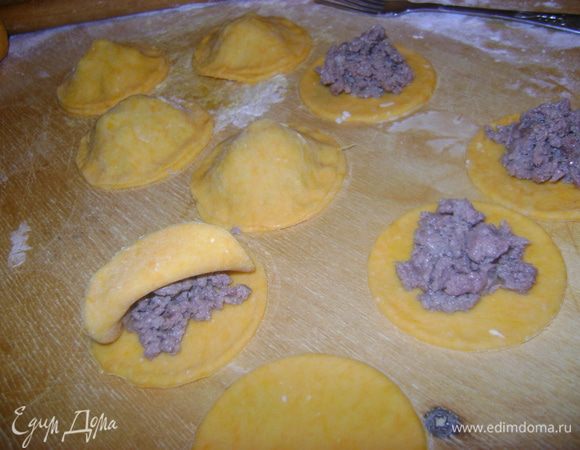 Выложить начинку и накрыть другим кружочком теста.