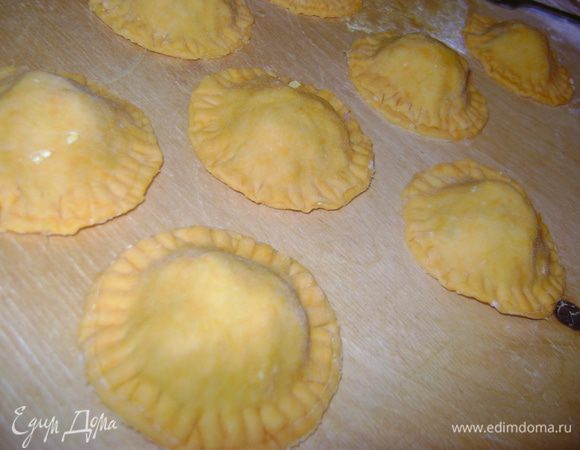 Залепить края пельменей.