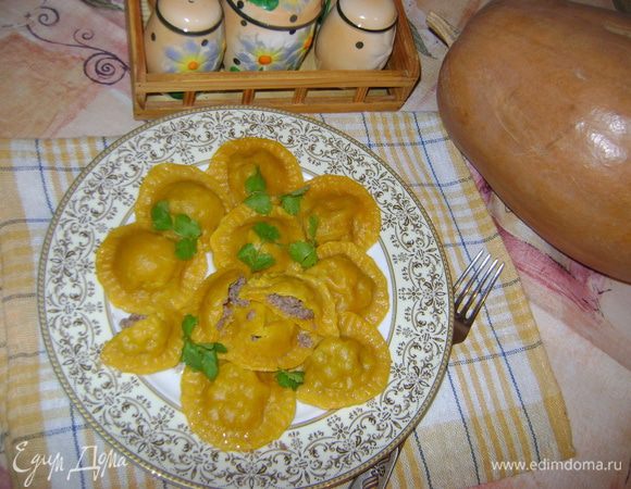 Вот и заключительный момент, нужно отварить тыквенные пельмешки в кипящей подсоленной воде до готовности. Ну вот и заключительный момент, нужно отварить тыквенные пельмешки в кипящей подсоленной воде до готовности.