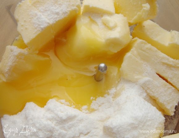 В миксере/блендере смешать масло,порезанное на кусочки, и сахарную пудру. Добавить яйцо и ещё смешать. Добавить муку, смешанную с ванилином и разрыхлителем. Если необходимо, то добавить холодную воду или молоко и быстро замесить тесто.