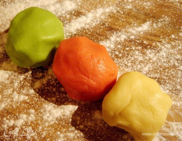 Тесто разделить на три (или сколько угодно)части и в две из них добавить пищевой краситель.