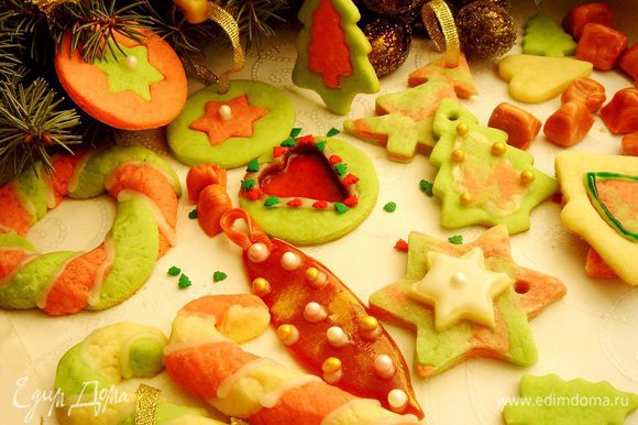 Украсить ёлку печеньями и льдинками. Можно обернуть лентами мандарины и конфеты, подсушить в духовке дольки апельсина и лимона. Пусть новый год подарит вам много вкусных и приятных моментов! Будьте счастливы!