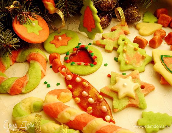 Украсить ёлку печеньями и льдинками. Можно обернуть лентами мандарины и конфеты, подсушить в духовке дольки апельсина и лимона. Пусть новый год подарит вам много вкусных и приятных моментов! Будьте счастливы!