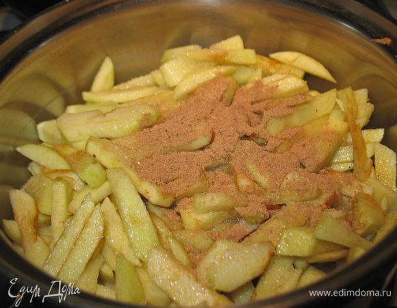 Яблоки порезать соломкой.  Положить в кастрюльку,добавить сахар, корицу, воду. Поставить на огонь и варить на среднем огне, пока вся жидкость не испарится.
