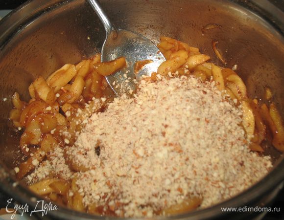 Орехи порубить, яблоки снять с огня. Добавить орехи к яблокам и тщательно перемещать.