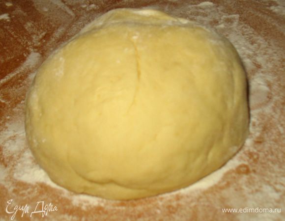 Растереть сливочное масло с сахаром, добавить яйцо, перемешать. Добавить молоко, ванилин и снова перемешать. Просеять муку с разрыхлителем и замесить тесто. 