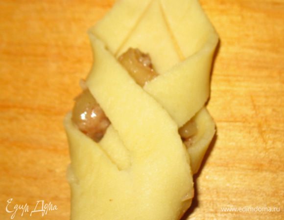 В середину треугольничка положить начинку и закрыть одну сторону, а затем другую сторону.  Выпекать 15мин в разогретой до 180 градусов духовке. Как только носочек печенья становиться золотистым можно вынимать . Остудить и посыпать сахарной пудрой.