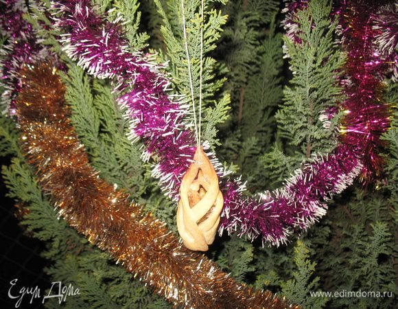 Продеваем веревочку и вешаем на елку!! 