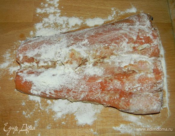 Рыбу натереть специями. Полить соевым соусом и оставить на 15 минут. Затем обвалять в муке и выложить на противень.