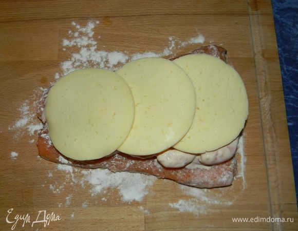 Посыпать сыром. Запекать 15 мин при 200°C. Приятного аппетита!