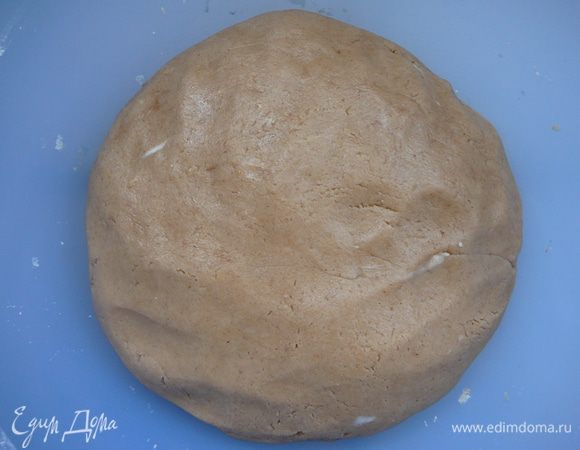 Смешать все ингредиенты. Когда тесто сформируется, накрыть его полотенцем и оставить на 15-20 минут. 
