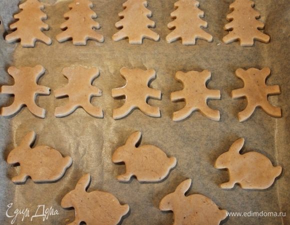 На подпыленной мукой поверхности раскатать тесто.  Вырезать фигурки при помощи формочек. Выложить на лист бумаги для выпечки на противень. Духовку разогреть до 160 градусов. Выпекать 18 минут, переложить на решетку и дать полностью остыть.  Украсить при помощи кулинарных маркеров.
