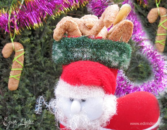 Со второе части и остатков теста сделаем валики толщиной 8 мм и длиной 10 мм. Обваляем в сахарно-коричной смеси и придадим им форму "крючков". Выпекаем 12 минут при температуре 180 градусов. Даем остыть перевязываем ленточкой и на елку.  