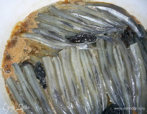 Доводим до кипения на плите. Как только появятся первые признаки кипения, накрываем кастрюльку крышкой и отправляем в духовку на 1 час при температуре 150-160 градусов. Через час вынимаем рыбу из духовки, снимаем крышку и ставим на плиту на максимальный огонь на 3-4 минуты. Лишняя жидкость при этом должна выкипеть. Затем накрываем кастрюльку крышкой и оставляем ее в покое, пока "шпроты" полностью не остынут.