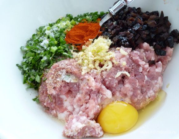 Чернослив промыть,удалить косточки,затем залить кипятком и оставить на 30 минут.Мелко нарезать. К мясному фаршу добавить измельченный чеснок,мелко нарезанные лук и петрушку,чернослив,яйцо,паприку,кориандр и все перемешать.