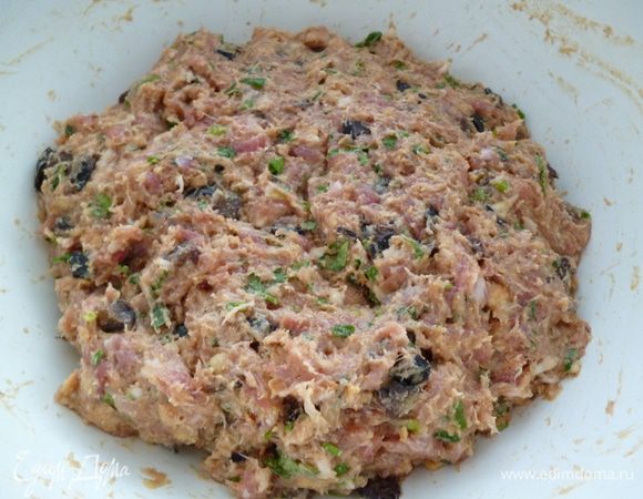 Крекер измельчить (я просто перетерла в руках, допускается наличие небольших кусочков). Добавить его к фаршу,добавить молоко,молотый перец,перемешать и, учитывая, что крекер соленый, попробовать на соль. Досолить по вкусу.Фарш очень тщательно перемешать. Поставить в холодильник на 2 часа. Можно на ночь.