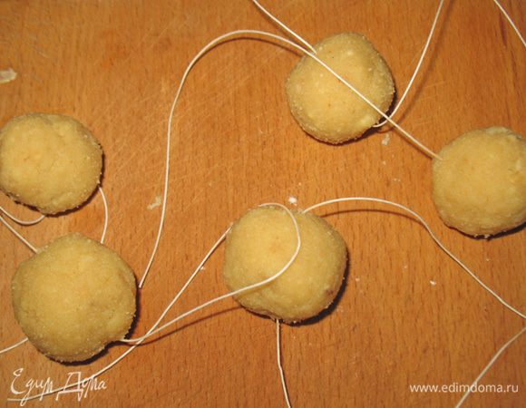 Взять веревочки, палочки и сформировать на них шарики или мордочки животных. Моя идея была в том чтобы заменить шарики. 