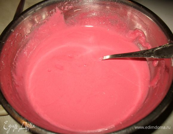 Готовим глазурь.Сахар с водой кипятить до пробы на мягкий шарик. Белки взбить в густую пену. Получившийся густой горячий сироп постепенно (при непрерывном взбивании) вливать тонкой струей в предварительно хорошо взбитые белки, не прекращая взбивания массы. Добавить ароматические вещества и пищевые краски для окраски глазури в желаемый цвет и перемешать лопаточкой. 