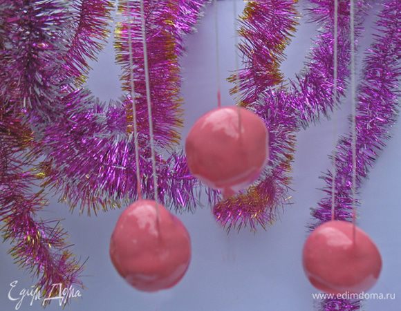 Покрыть шарики глазурью и дать ей застыть. По желанию можно нанести любой узор. 