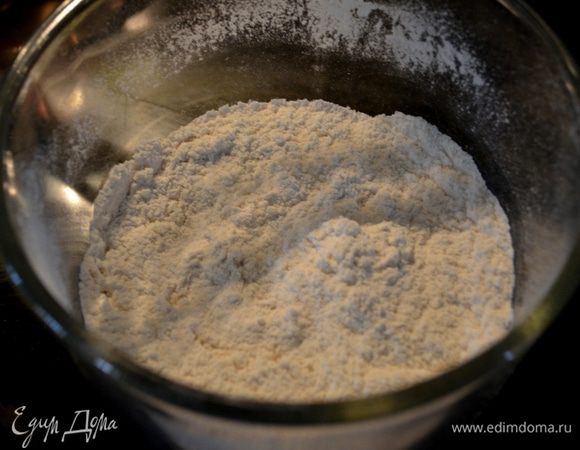 Муку просеять вместе с солью и разрыхлителем.