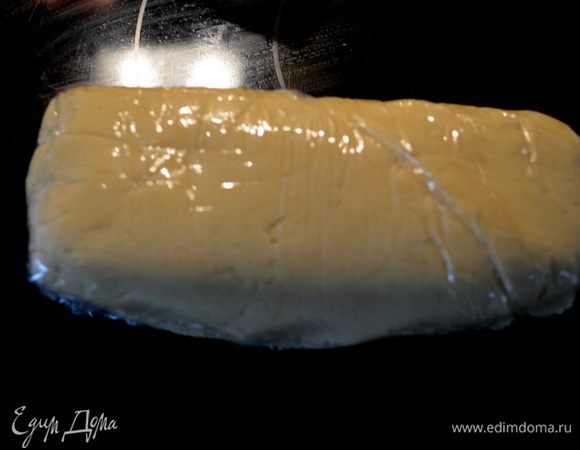 Добавим муку и на медленной скорости перемешаем,затем ванилин.Тесто выложим на пищев. пластик, положим в холодильник на 45 мин. Можно предварительно разделить на 2 части.