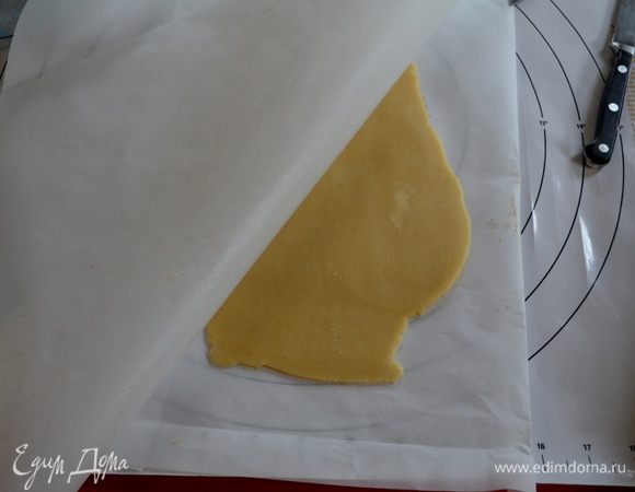 Подготовим противни  для выпечки . Тесто поделим на 2 части.
Раскатаем одну часть теста не тонко между двумя листами бумаги для выпечки, которые будут по размеру вашего противня. Это важно.