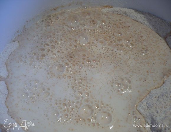 Разводим дрожжи в 200 г теплого молока с добавлением меда. В цельнозерновой муке, смешанной с 390 г обычной муки делаем лунку и вливаем дрожжи и остальные 100 г молока. Накрываем полотенцем посуду и ставим в теплое место. 

