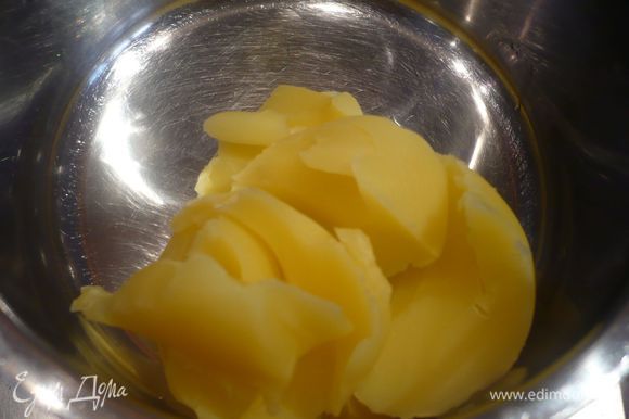 Растапливаем масло или шмальц, добавляем сок лимона. Вводим смесь в тыкву, затем откидываем на сито.