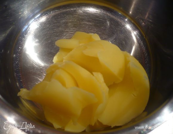 Растапливаем масло или шмальц, добавляем сок лимона. Вводим смесь в тыкву, затем откидываем на сито.