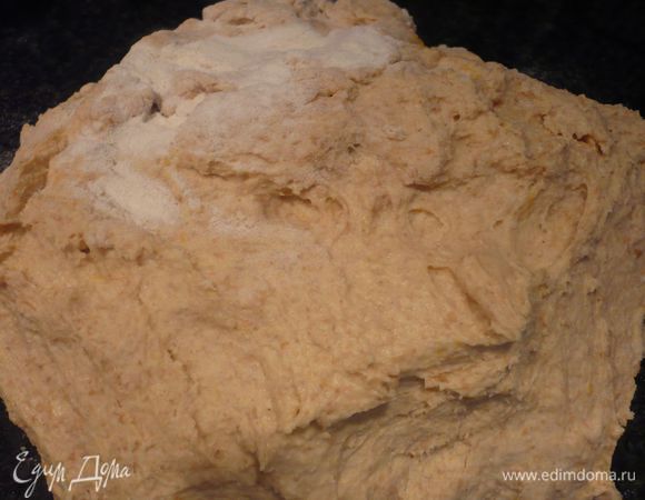 Массу выкладываем на присыпанную мукой поверхность и при помощи остальных 80 г вымешиваем тесто до гладкости и эластичности. 