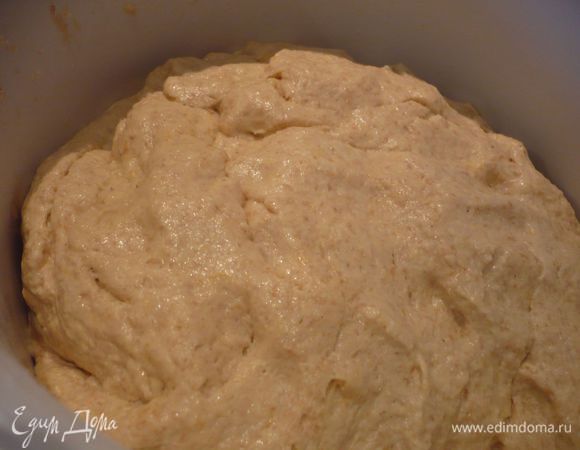 Вот такое должно получиться тесто после окончательного вымешивания. Если Ваше тесто все еще не отстает от рук, добавьте еще немного муки. Накрываем посуду полотенцем и ставим в теплое место минут на 15 – 20.